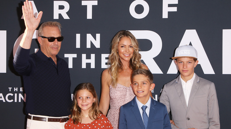 Kevin Costner, Christine Baumgartner et leurs enfants souriants