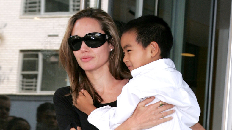 Angelina Jolie portant le jeune Maddox Jolie-Pitt