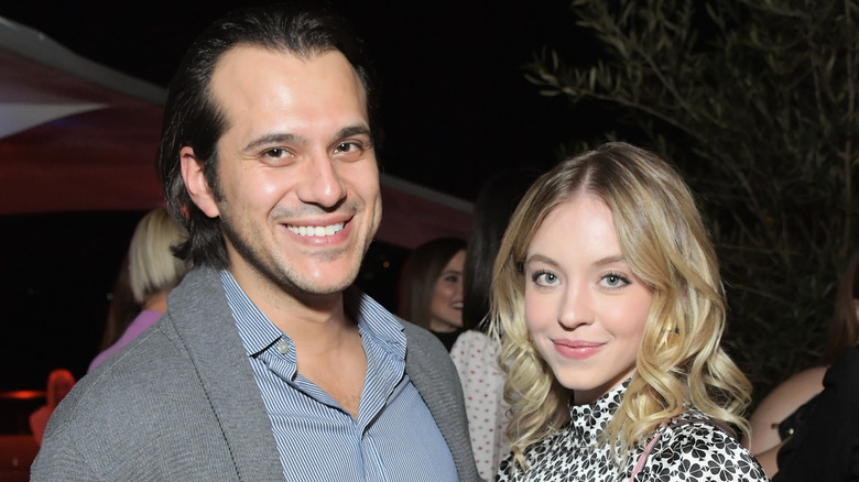 Sydney Sweeney et Jonathan Davino posent