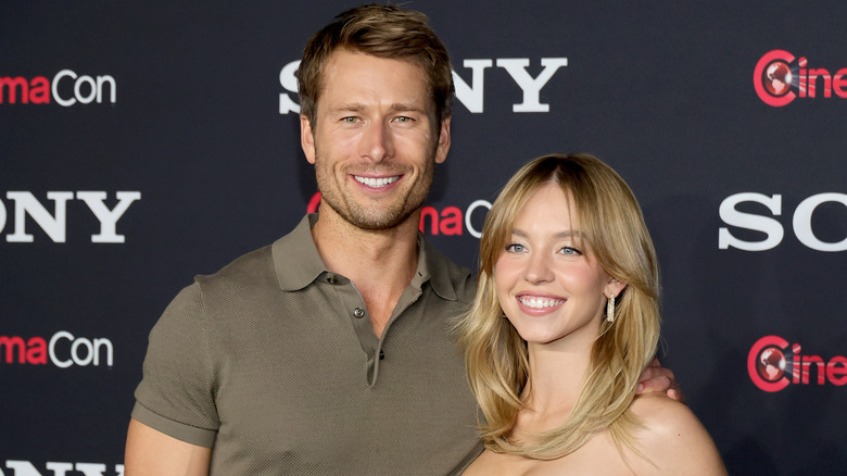 Glen Powell et Sydney Sweeney sourient