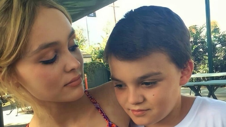 Lily-Rose Depp tenant son petit frère Jack Depp