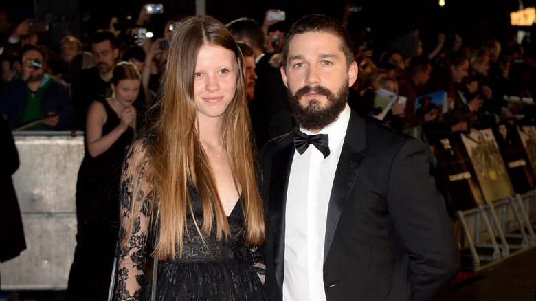 Mia Goth et Shia LaBeouf posent