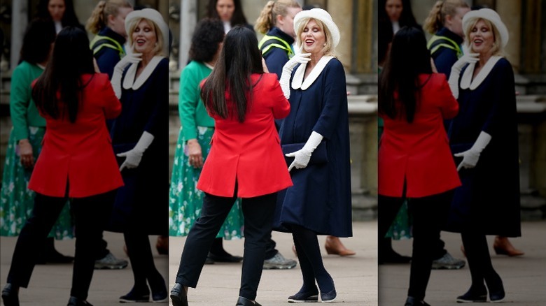 Joanna Lumley robe marine et chapeau blanc