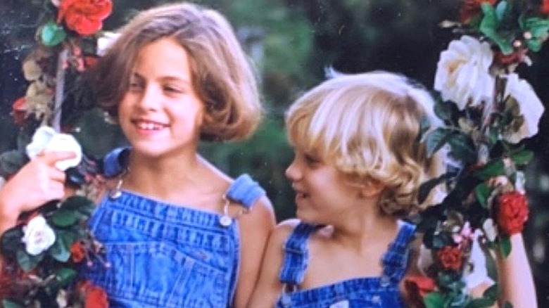 Riley Keough et Benjamin Keough petits enfants sur la balançoire