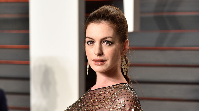 Anne Hathaway posant