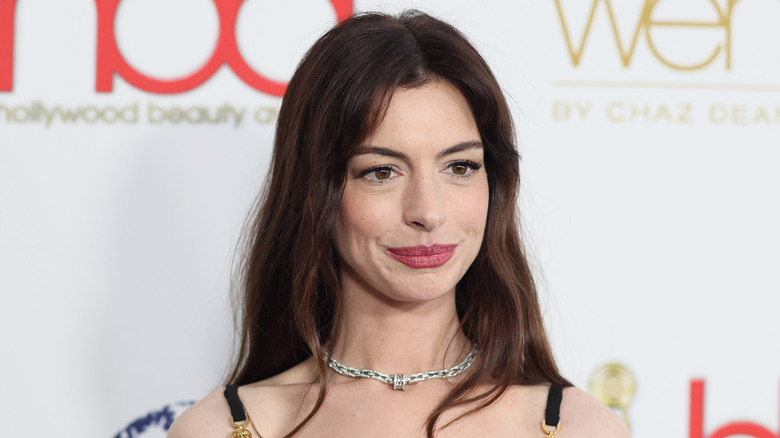 Anne Hathaway souriante