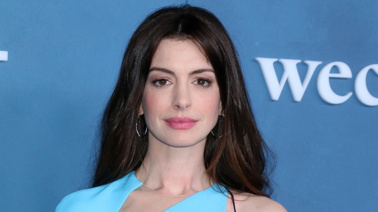 Anne Hathaway posant 