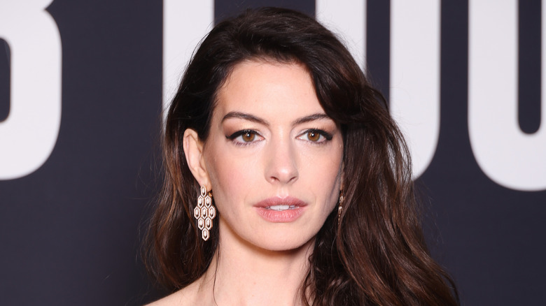 Anne Hathaway a l'air sérieuse