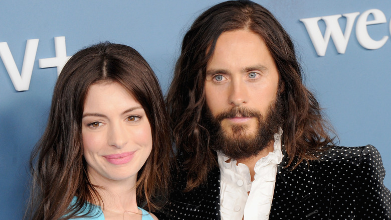 Anne Hathaway et Jared Leto posent