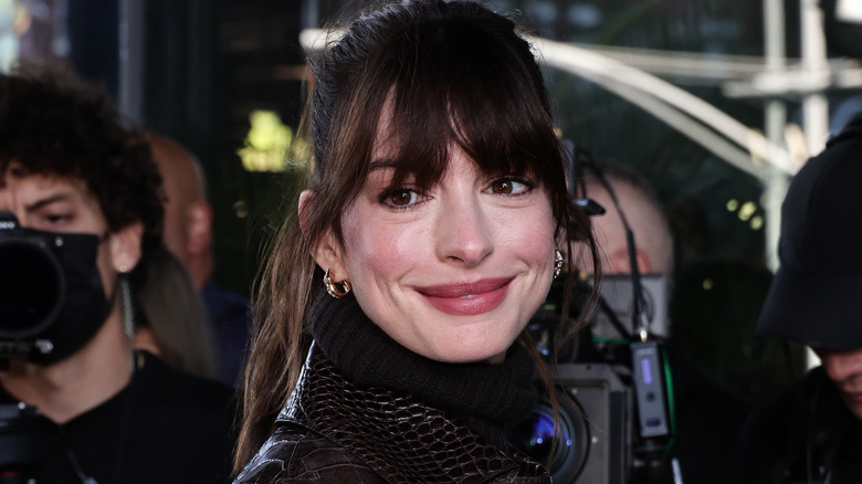 Anne Hathaway souriante