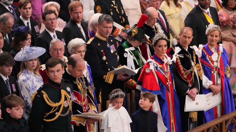 Le prince Harry assis derrière beaucoup d'autres