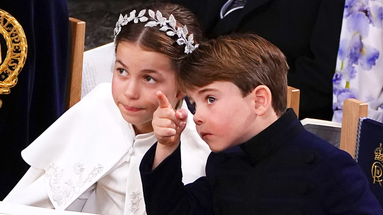 Le prince Louis pointe du doigt la princesse Charlotte