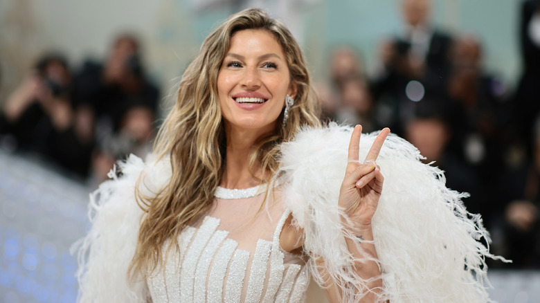 Gisele Bündchen signe de paix