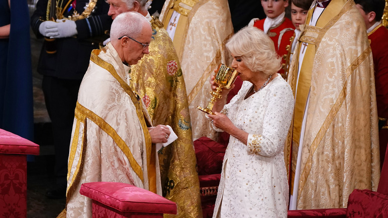 La reine Camilla en sirotant une tasse