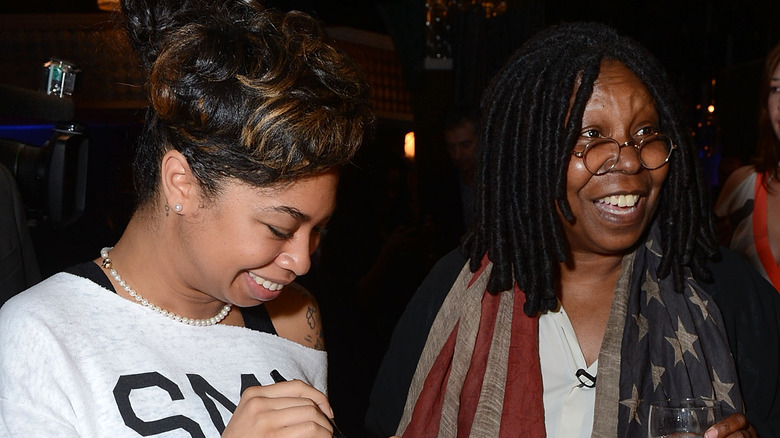 Whoopi Goldberg et Amara Skye sourient