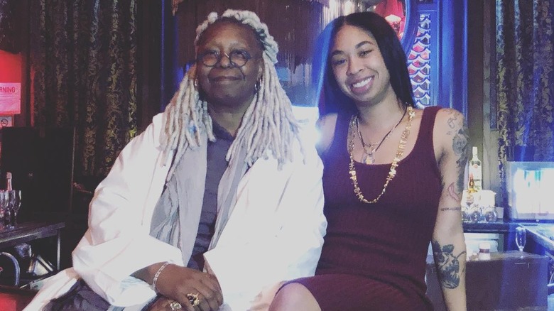 Whoopi Goldberg et Amara Skye sourient