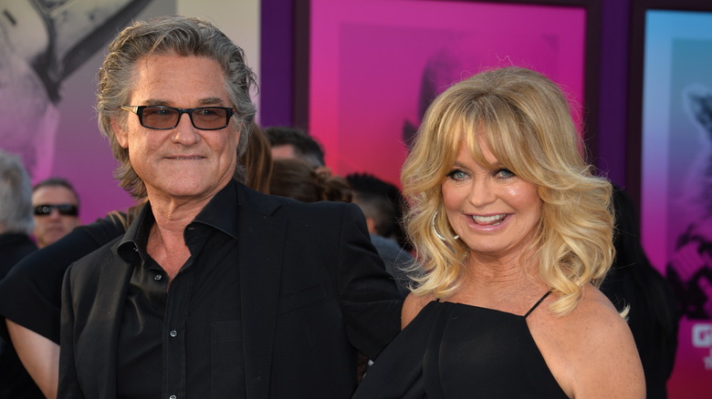 Kurt Russell Goldie Hawn tapis rouge souriant