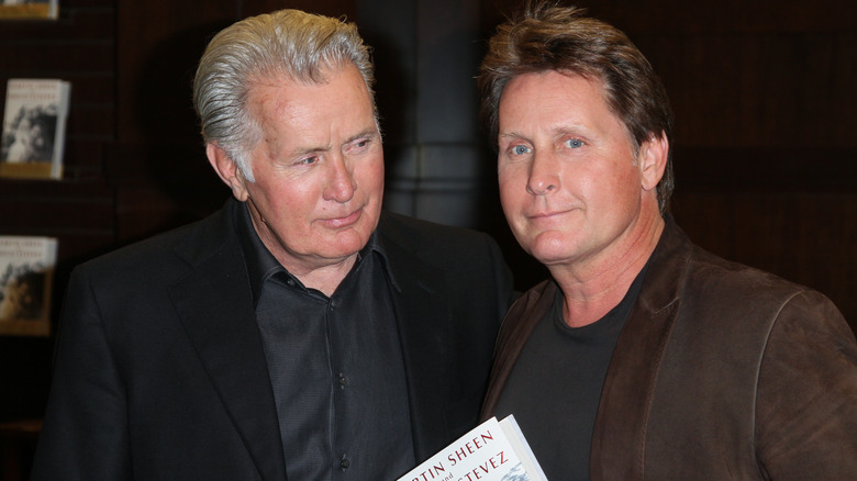 Martin Sheen regarde Emilio Estevez