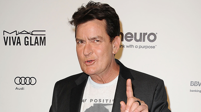 Charlie Sheen pointant du doigt