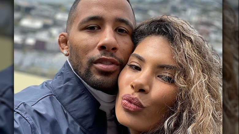 Jackie Bonds posant avec Josh Demas