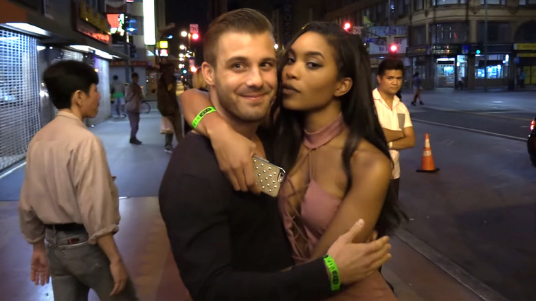 Zakiyah embrassant Paul