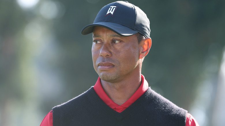 Tiger Woods regardant de côté