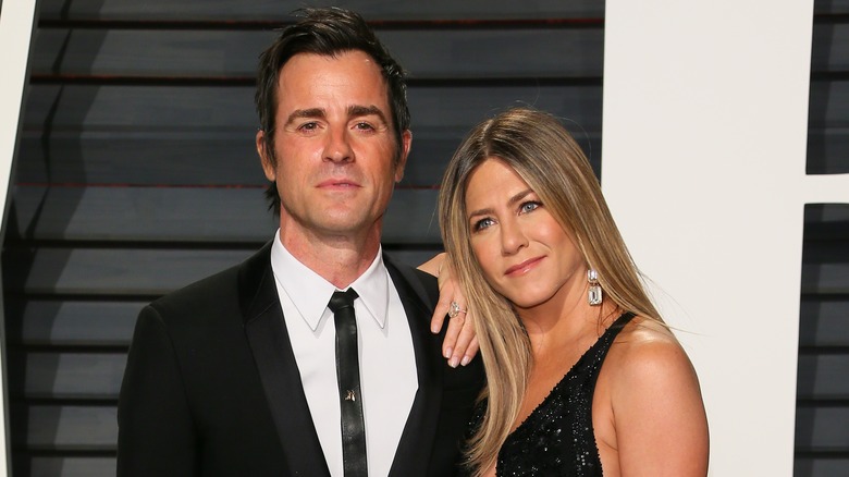 Justin Theroux et Jennifer Aniston sur le tapis rouge de Vanity Fair