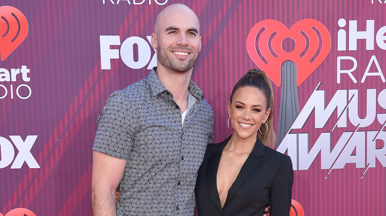 Mike Caussin et Jana Kramer sur un tapis rouge