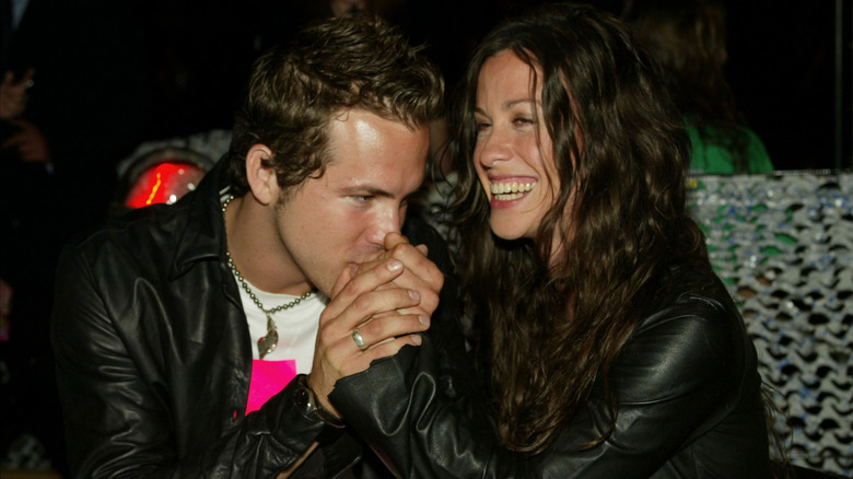 Ryan Reynolds embrassant la main d'Alanis Morissette