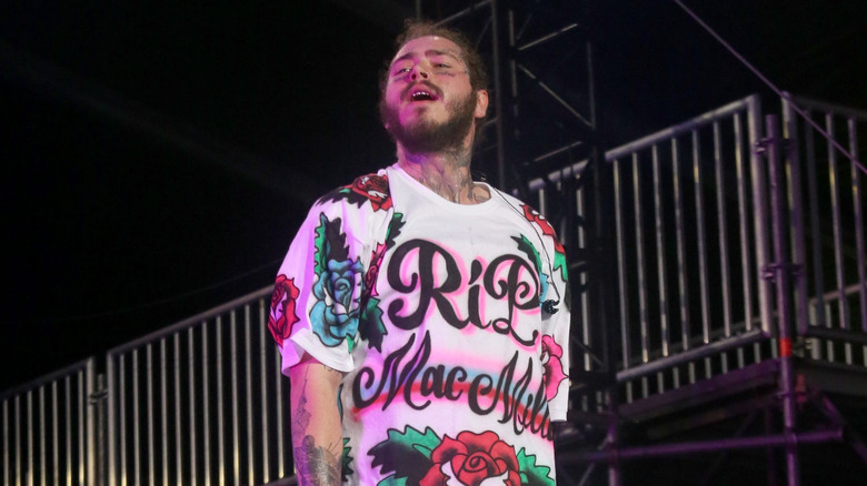 Post Malone portant une chemise RIP Mac Miller 