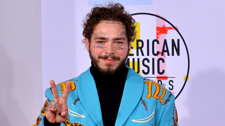 Post Malone en costume bleu 