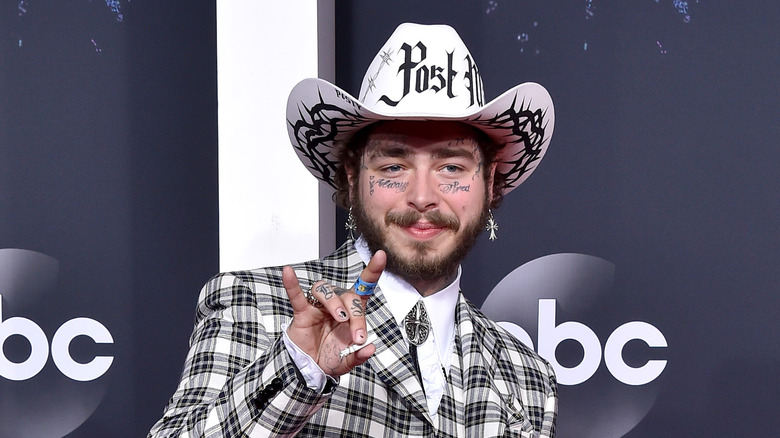 Post Malone en chapeau de cowboy 