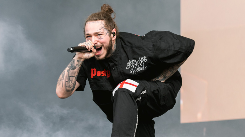 Post Malone en tenue noire 