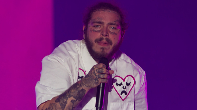 Post Malone tenant un microphone 