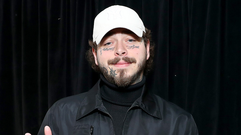 Post Malone en casquette de baseball blanche