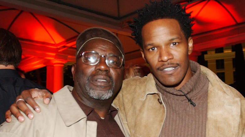 Jamie Foxx posant avec son père