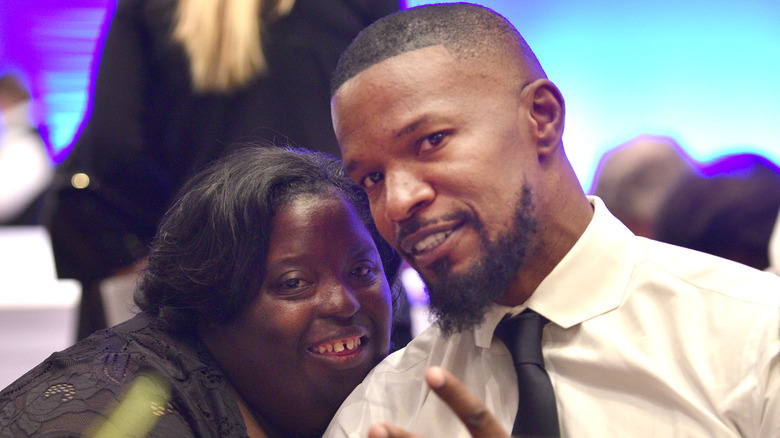 DeOndra Dixon et Jamie Foxx sourient