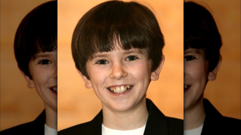 Le jeune Freddie Highmore souriant