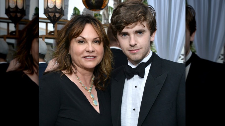 Sue Latimer et son fils Freddie Highmore en smoking