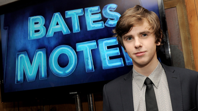 Freddie Highmore Bates Motel signe