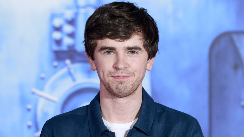 Freddie Highmore souriant