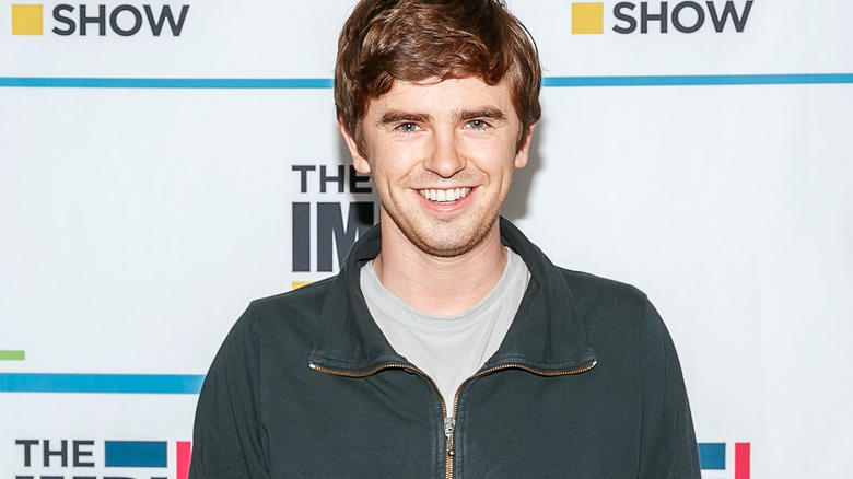 Freddie Highmore souriant 