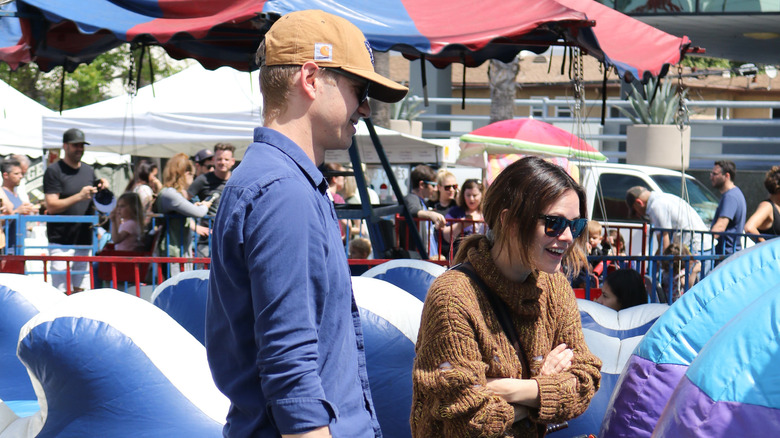 Hayden Christensen en chapeau et Rachel Bilson en souriant