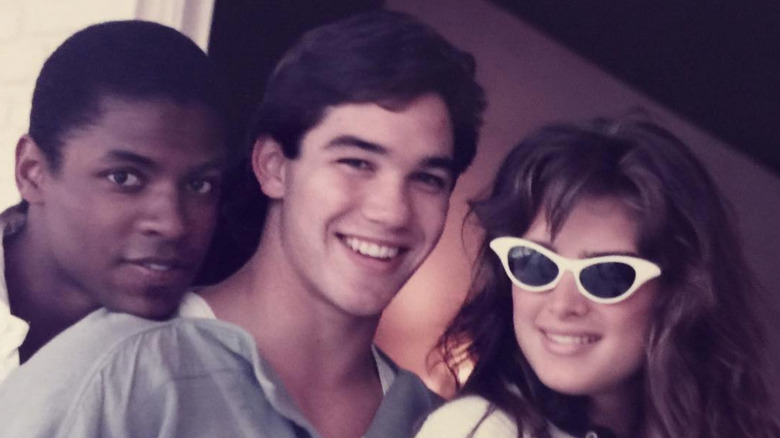 Dean Cain et Brooke Shields posent avec un ami d'université