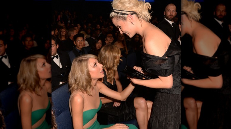 Taylor Swift touchant Dianna Agron 