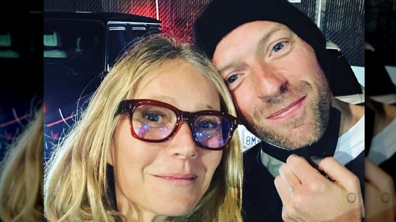 Gwyneth Paltrow souriante cheveux blonds tirés en arrière