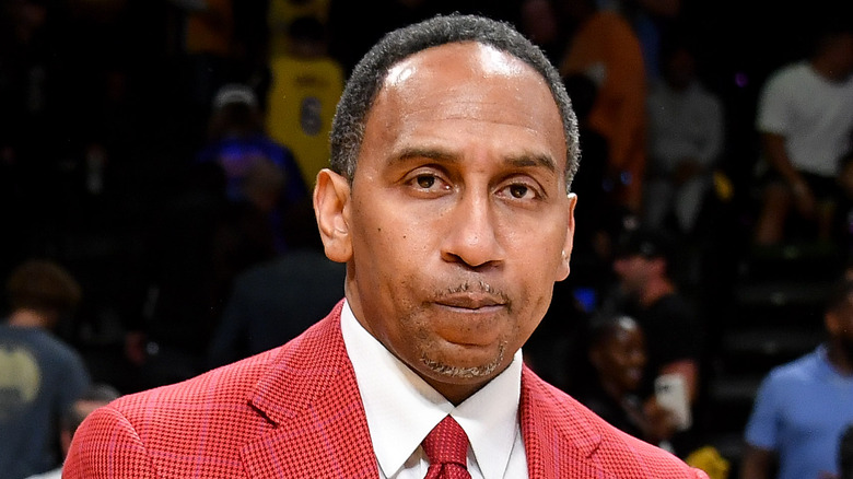 Commentateur de la NBA, Stephen A. Smith posant