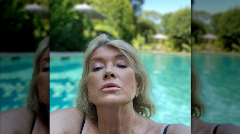 Martha Stewart prenant un selfie au bord de la piscine