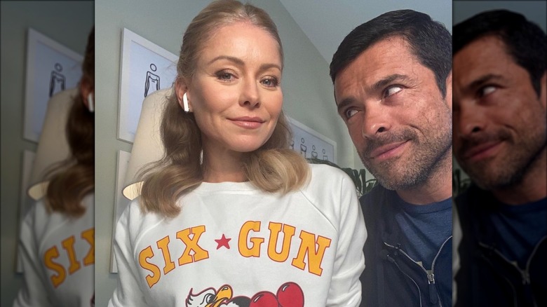 Mark Consuelos regarde Kelly Ripa