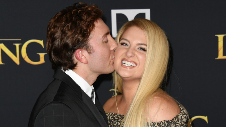 Daryl Sabara embrasse la joue de Meghan Trainor